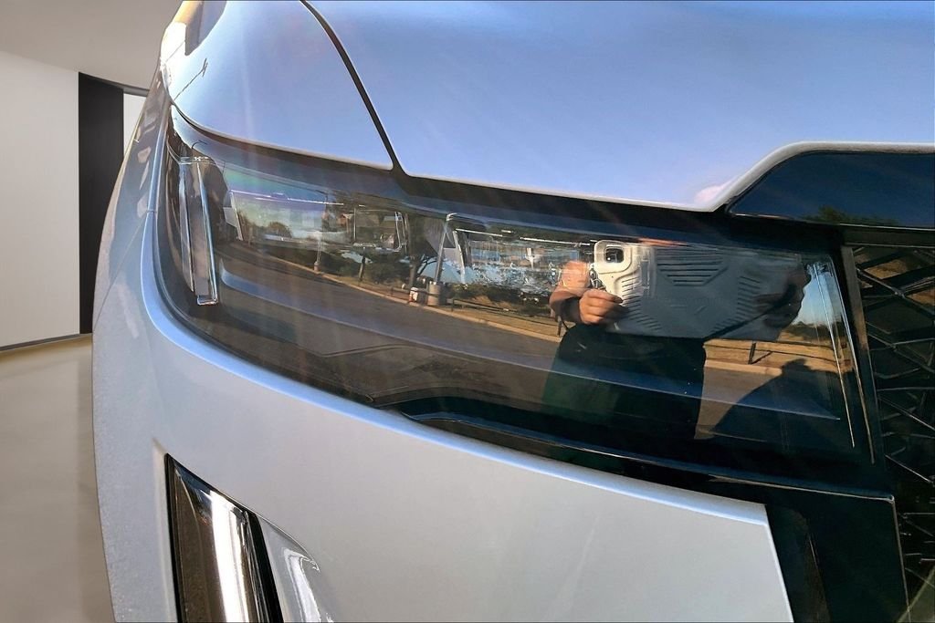 Used 2023 White Cadillac Sport Platinum image 32