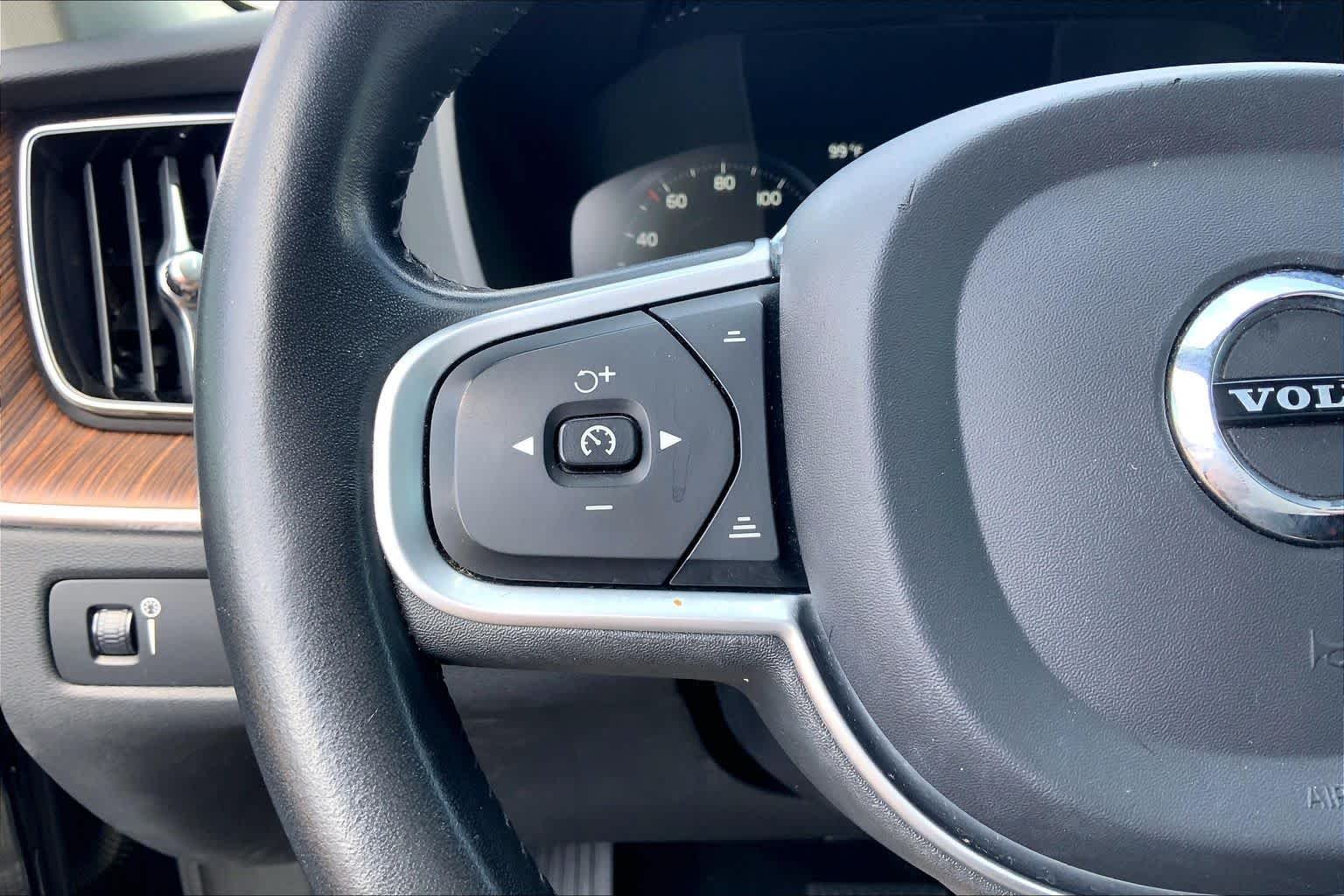 Used 2021 Onyx Black Metallic Volvo Momentum image 24