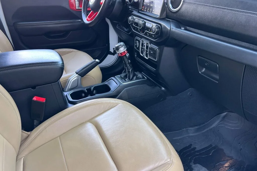 Used 2018 White Jeep Unlimited Sahara image 19