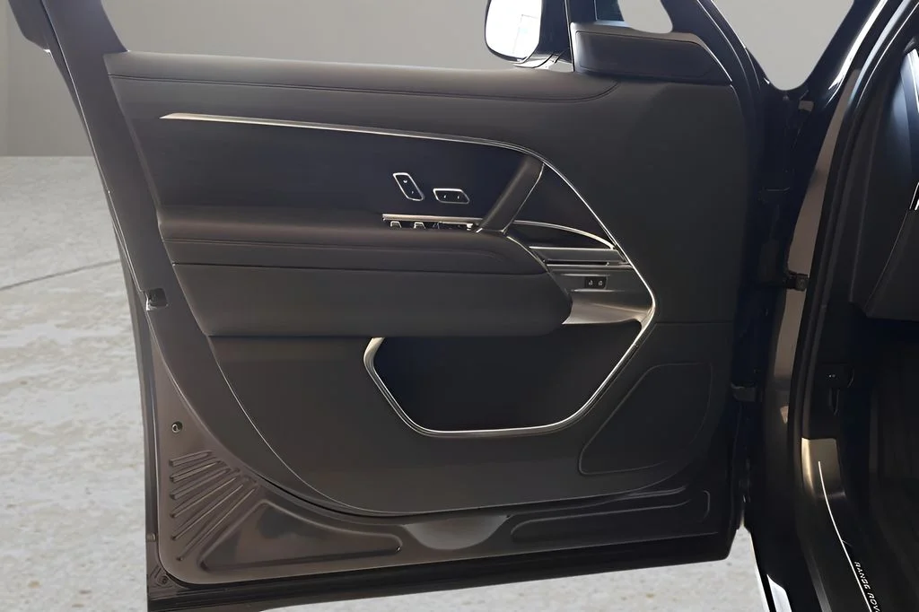 New 2025 Carpathian Grey Land Rover SE image 6