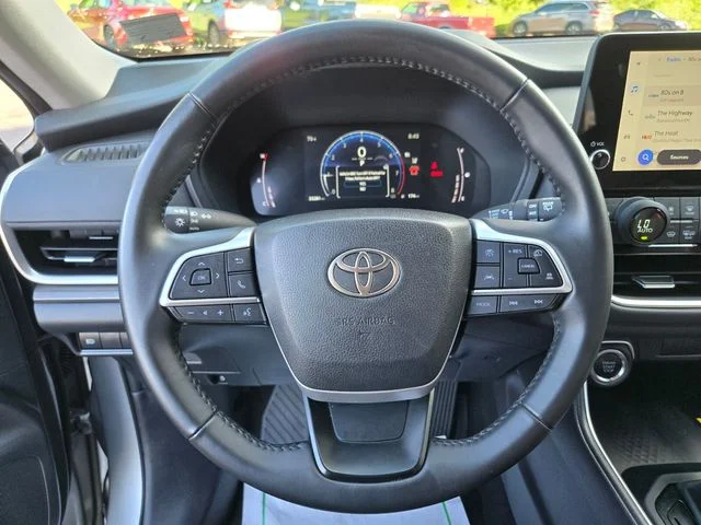 Used 2025 Silver Toyota XLE image 31