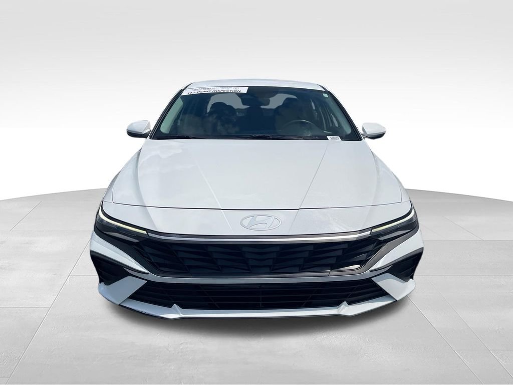 Used 2025 White Hyundai SE image 8