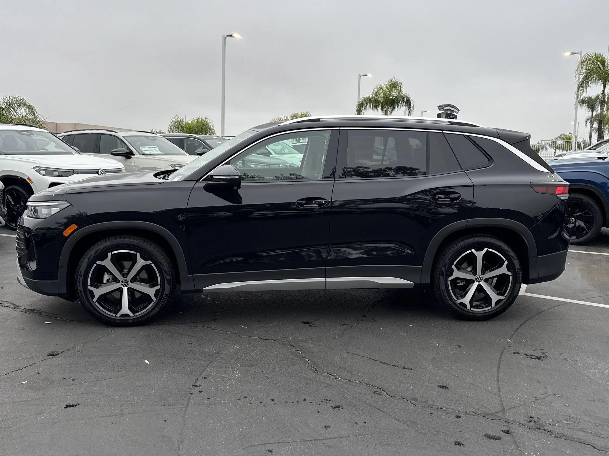 New 2026 Deep Black Pearl Volkswagen SE image 5