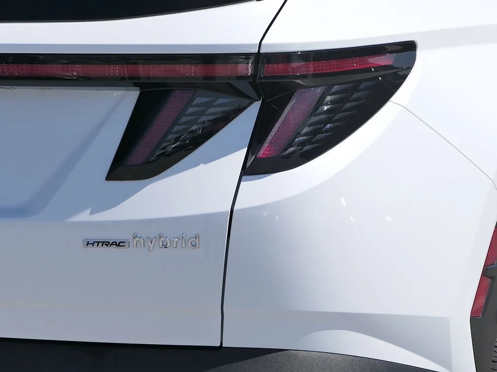 Used 2024 White Hyundai SEL Convenience image 4