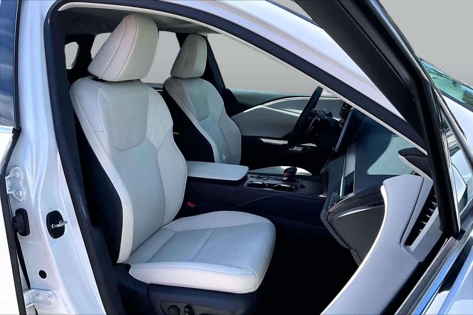 Used 2024 Eminent White Pearl Lexus Premium image 9