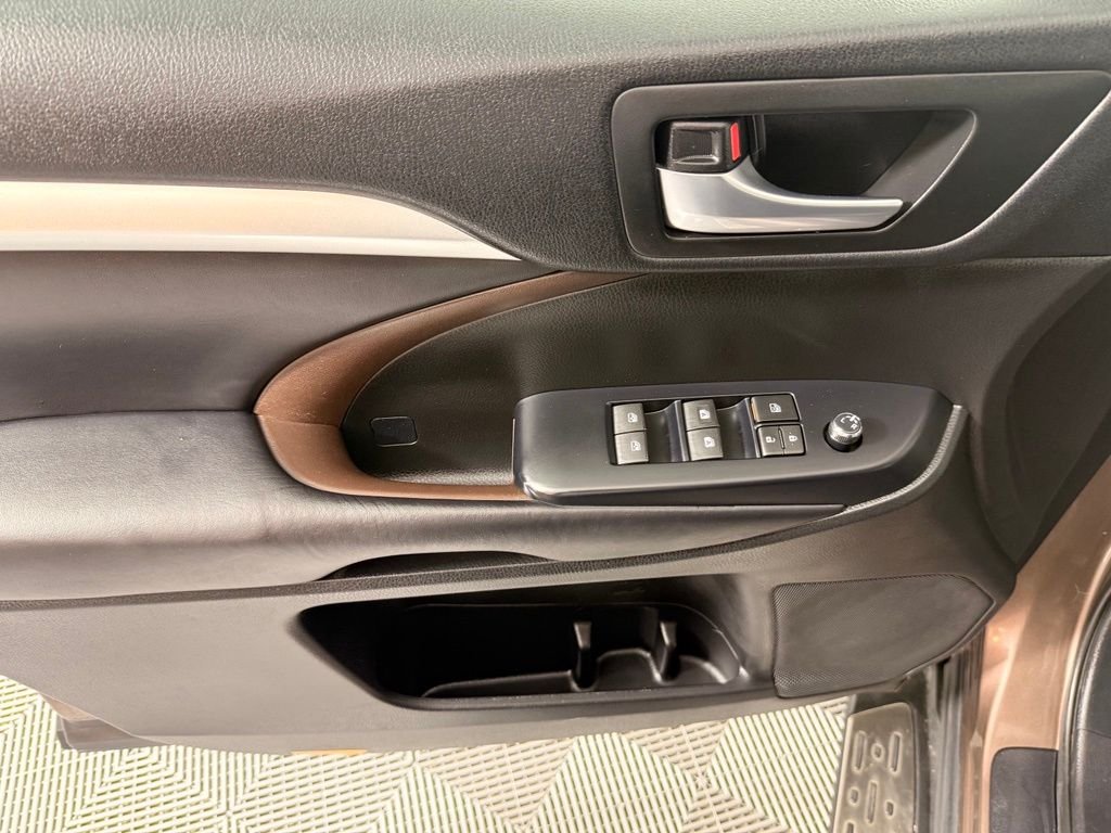 Used 2018 Walnut Toyota XLE image 18