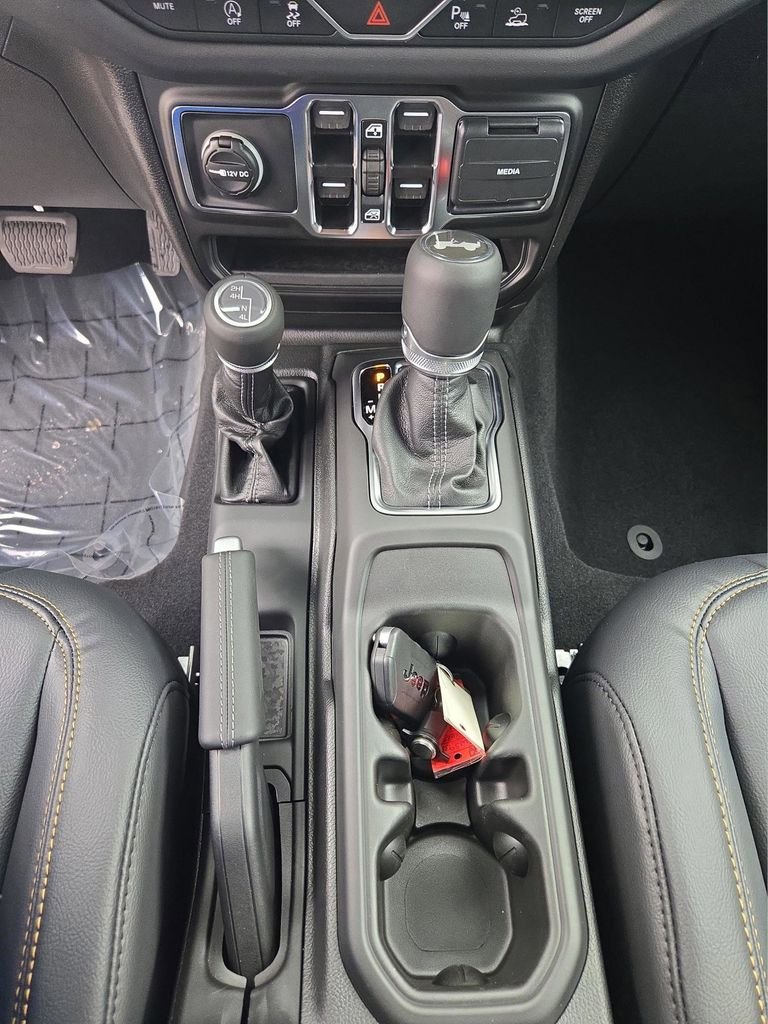 2025 Jeep Wrangler 4-Door Sahara - Photo 18
