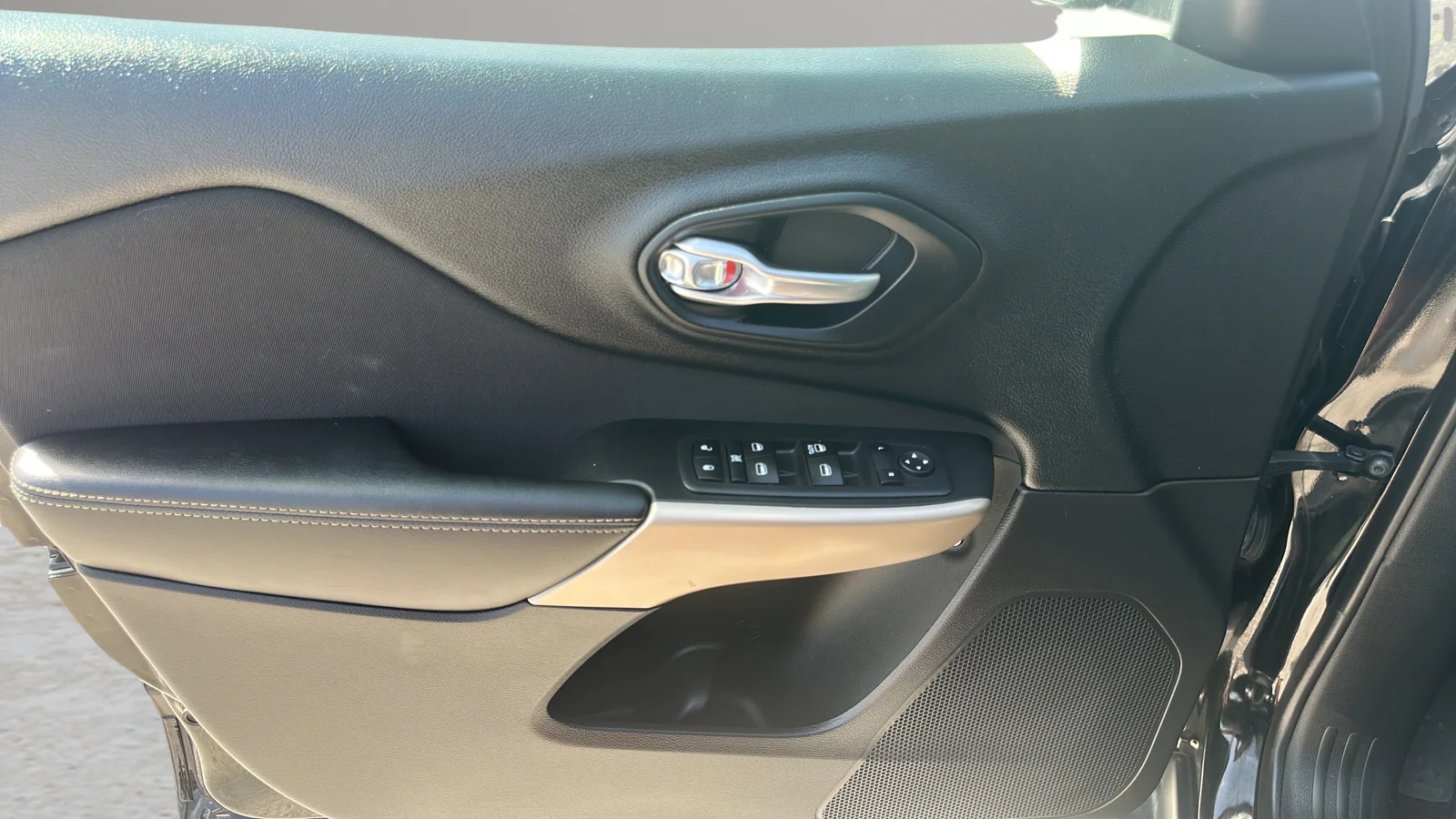 Used 2018 Black Jeep Latitude image 18