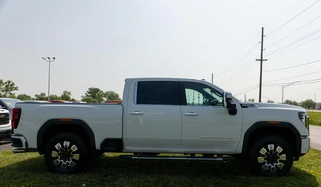 Used 2024 White GMC Denali image 5