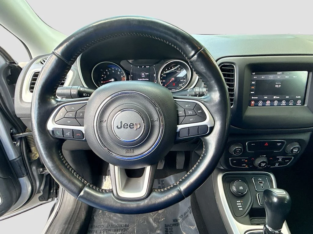Used 2019 Billet Silver Metallic Clearcoat Jeep Latitude image 11