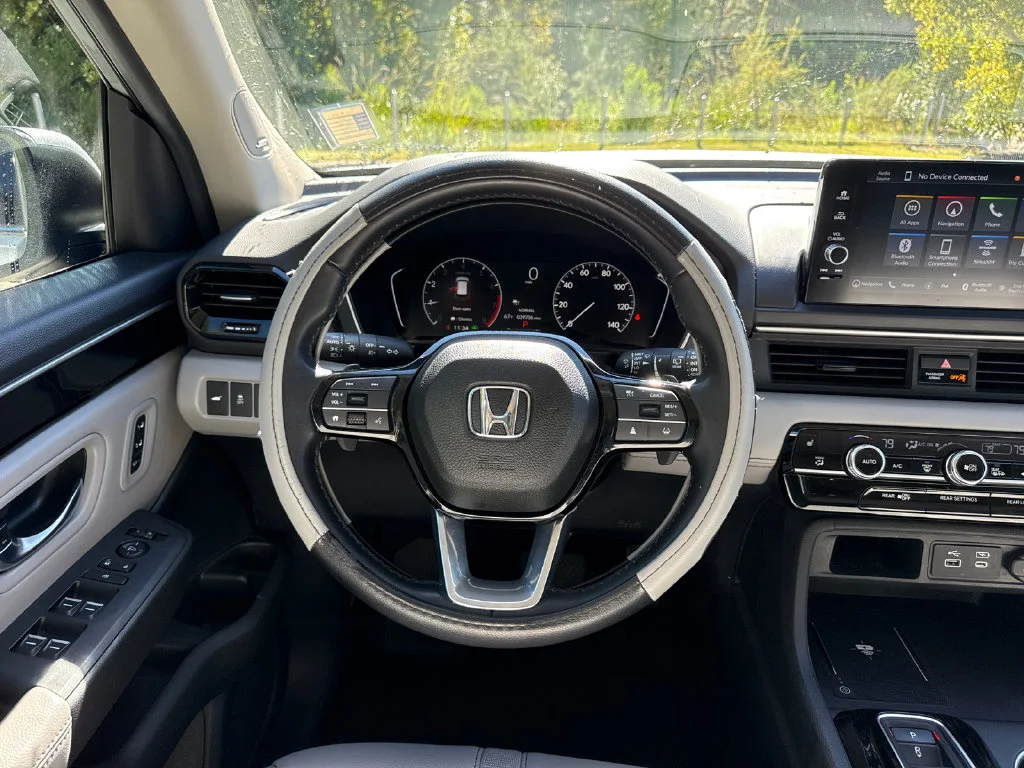 Used 2025 Lunar Silver Metallic Honda Touring image 19
