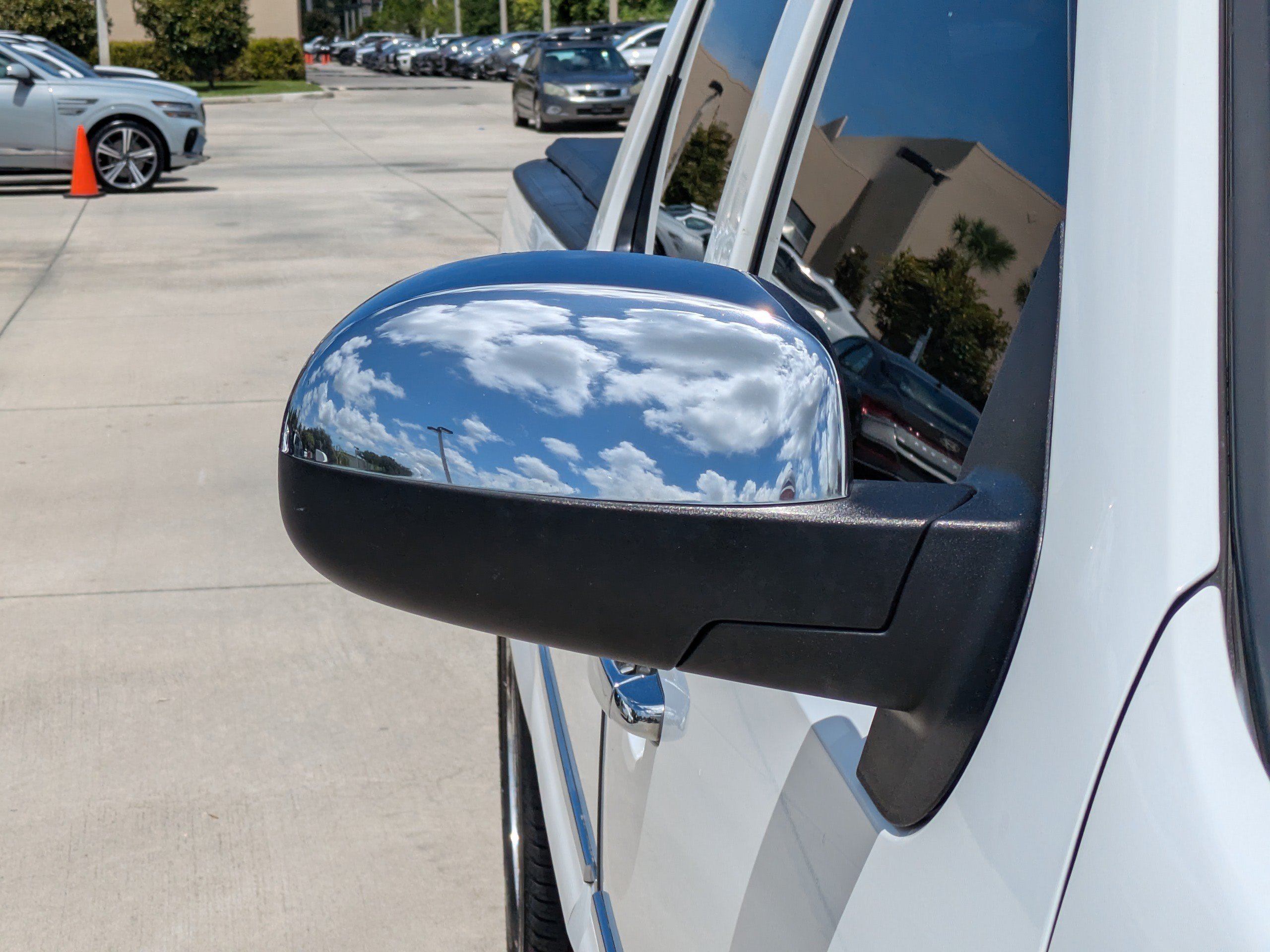 Used 2009 Summit White GMC SLE image 8