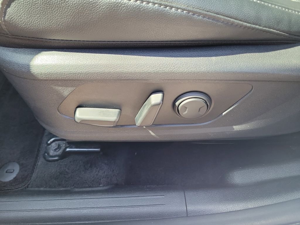 Used 2023 White Kia EX image 23