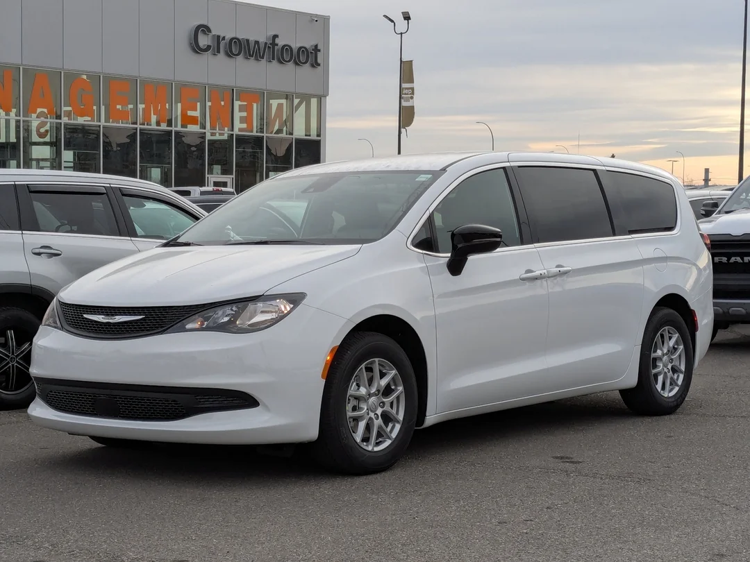 New 2026 White Chrysler SXT - - FWD - Customer Preferred Package 27E - Engine Block Heater & More! image 4