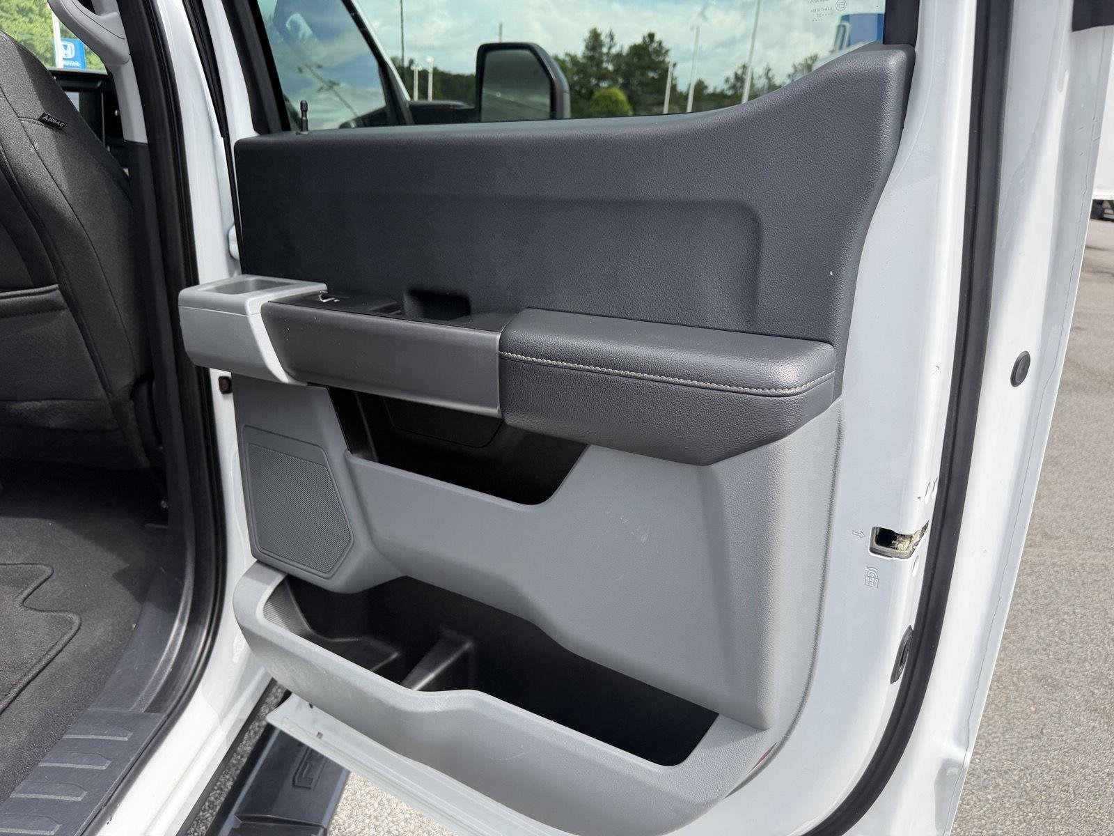 Used 2025 Oxford White Ford XLT image 17