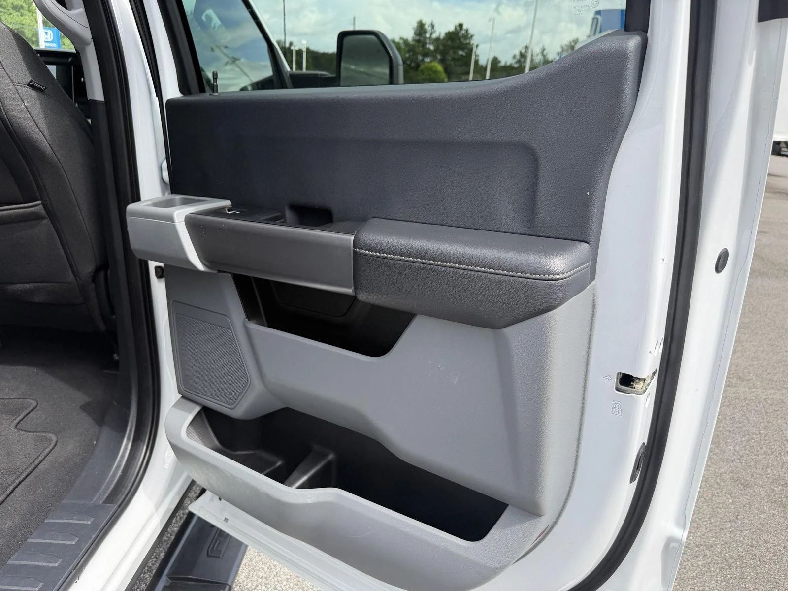 Used 2025 Oxford White Ford XLT image 17