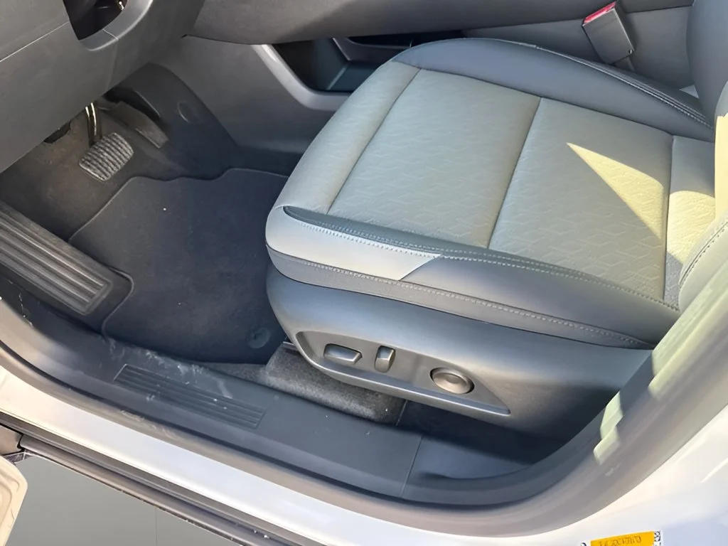 New 2027 Summit White Chevrolet LT image 12