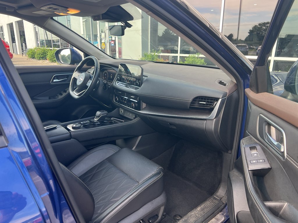 Used 2023 Caspian Blue Metallic Nissan Platinum image 10
