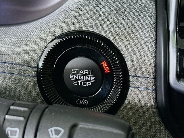 Used 2025 White Jeep Latitude image 19