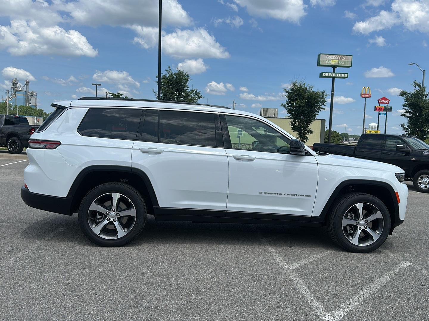 New 2026 Bright White Clear-Coat Exterior Paint Jeep Limited image 4