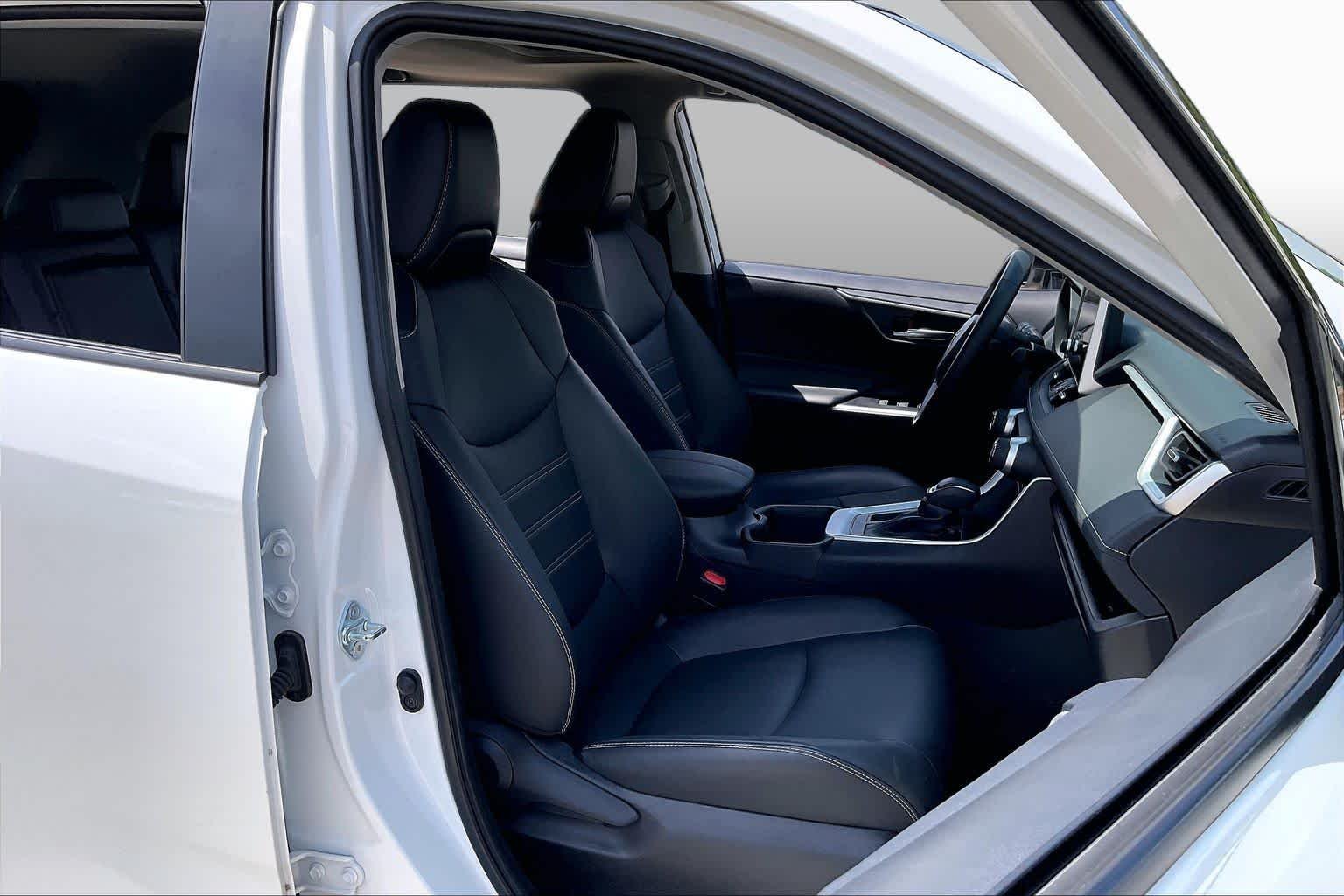 Used 2024 Wind Chill Pearl Toyota XLE Premium image 8