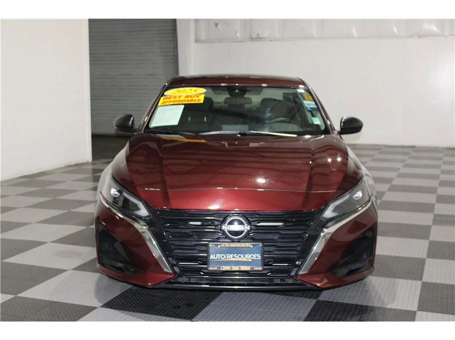 Used 2025 Garnet Pearl Metallic Nissan SV image 2