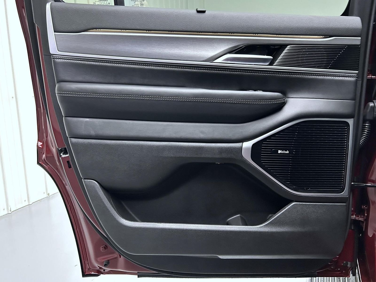 New 2026 Velvet Red Pearl-Coat Exterior Paint Jeep Limited Reserve image 21