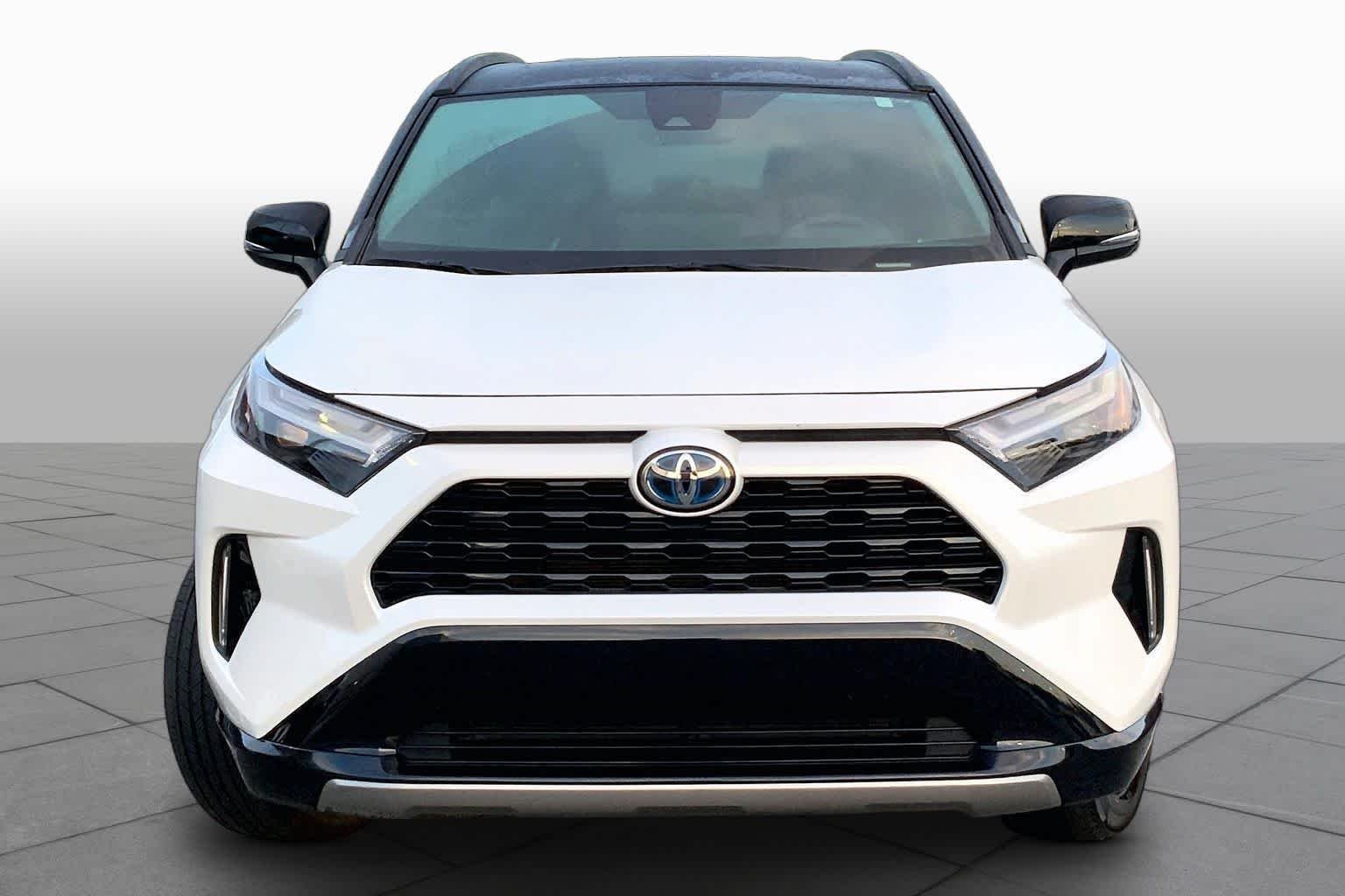 Used 2023 Wind Chill Pearl/Midnight Black Metallic Toyota Hybrid XSE image 4