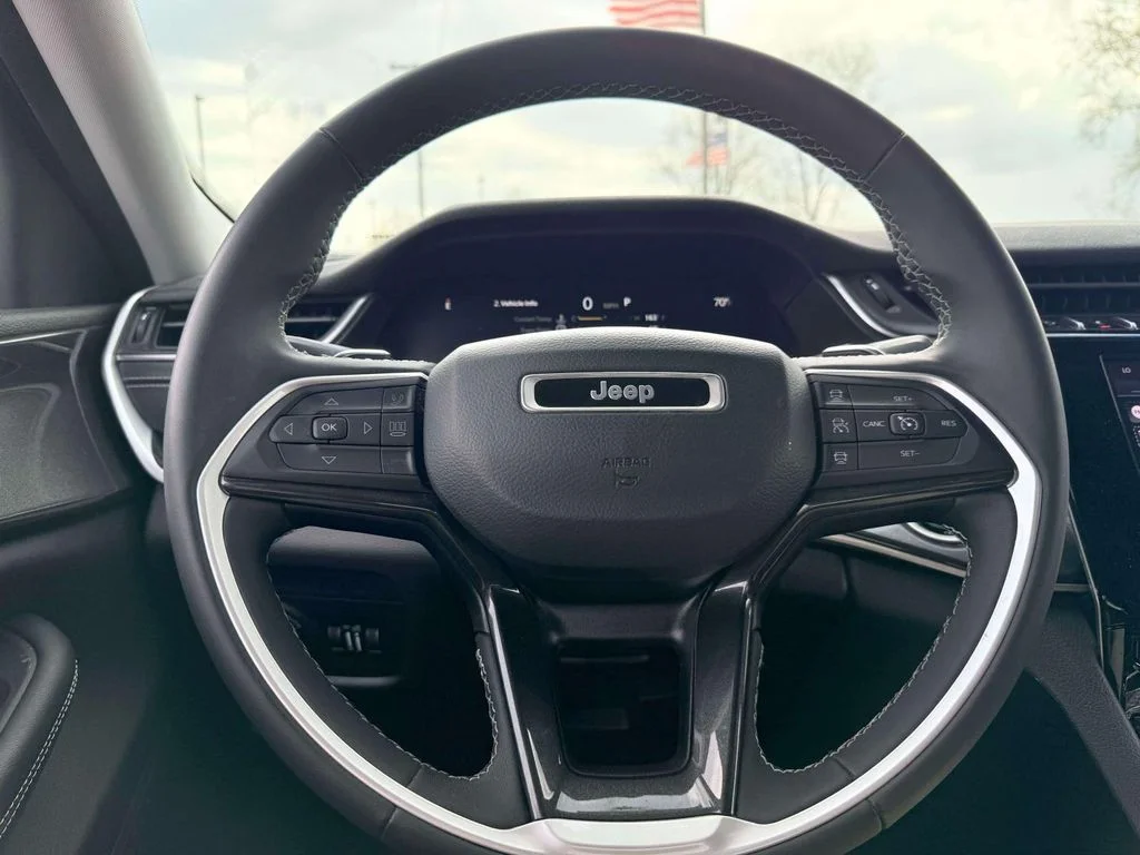 Used 2023 White/off-white Jeep Laredo image 19