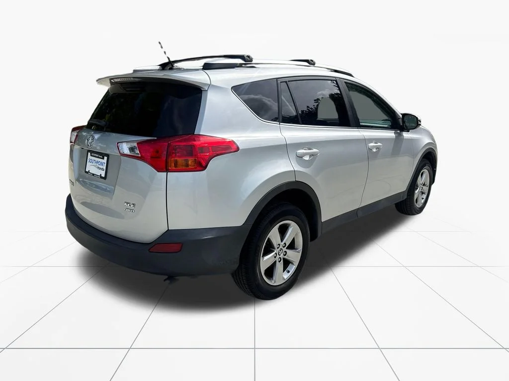 Used 2015 Classic Silver Metallic Toyota XLE image 8