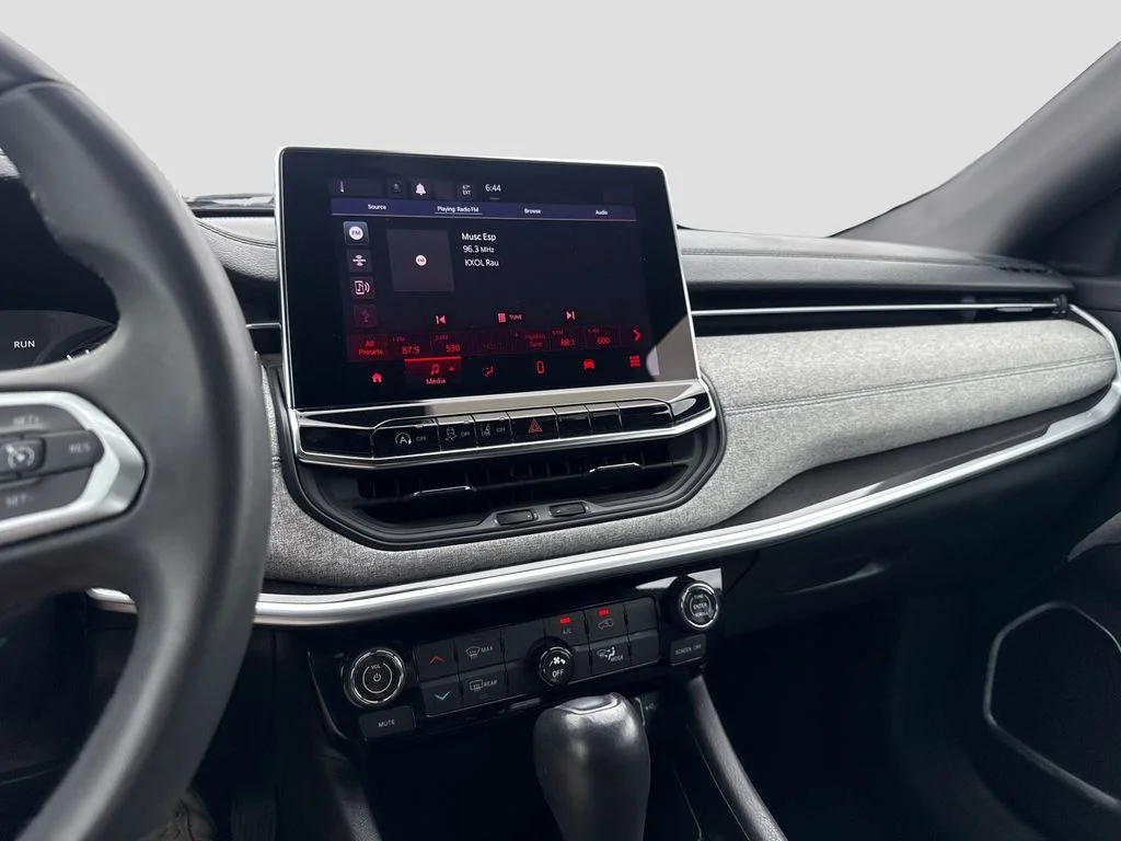 Used 2024 White/off-white Jeep Latitude image 17