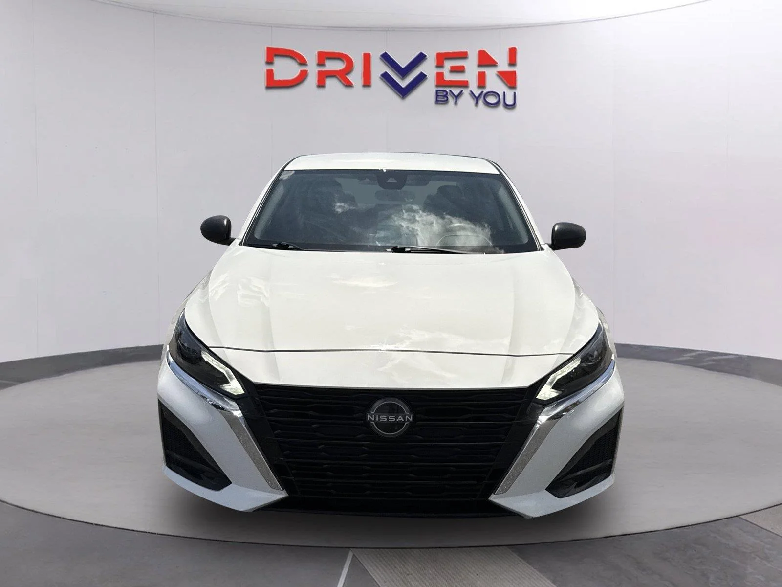 Used 2025 Glacier White Nissan SV image 9