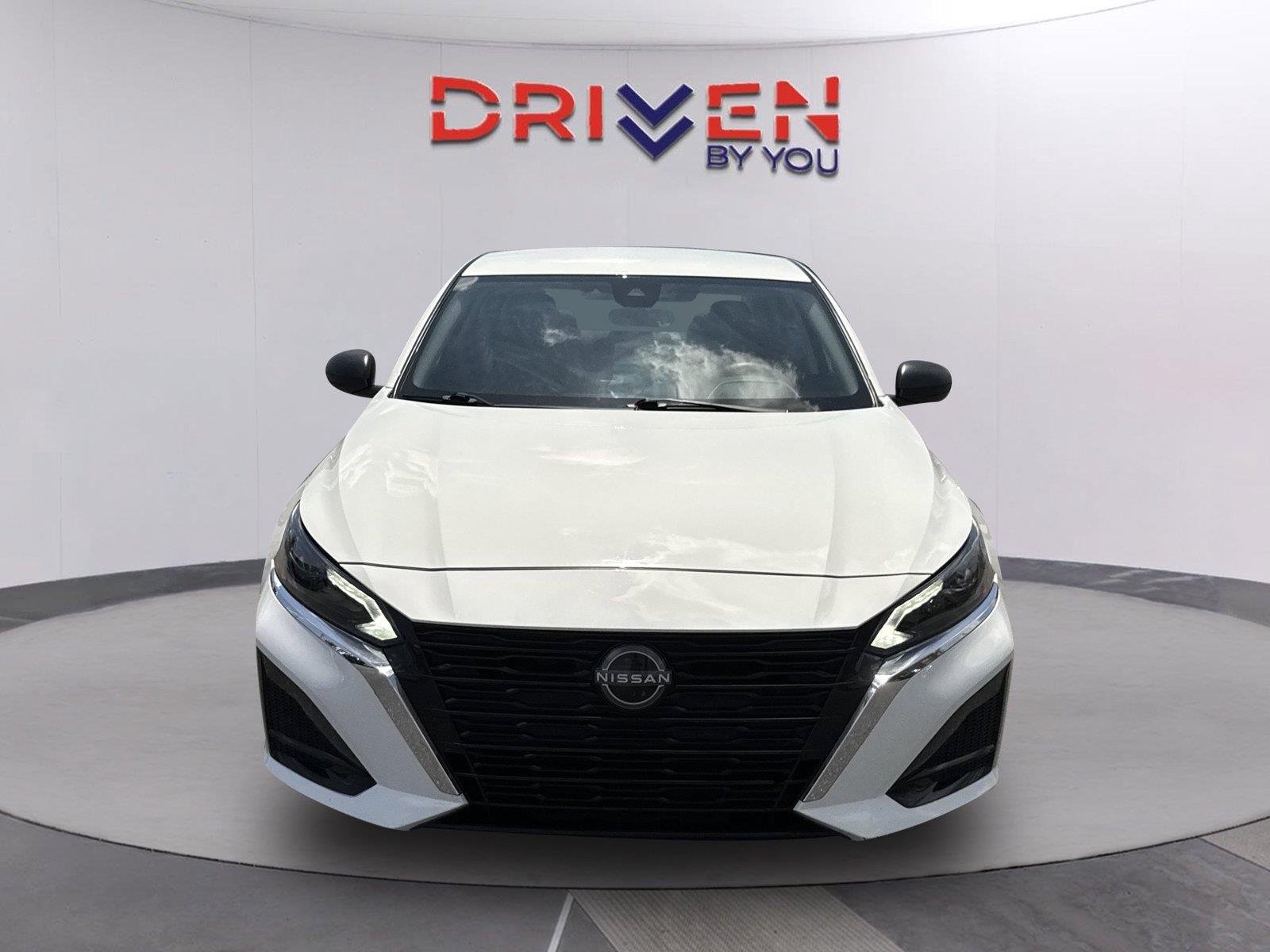 Used 2025 Glacier White Nissan SV image 9