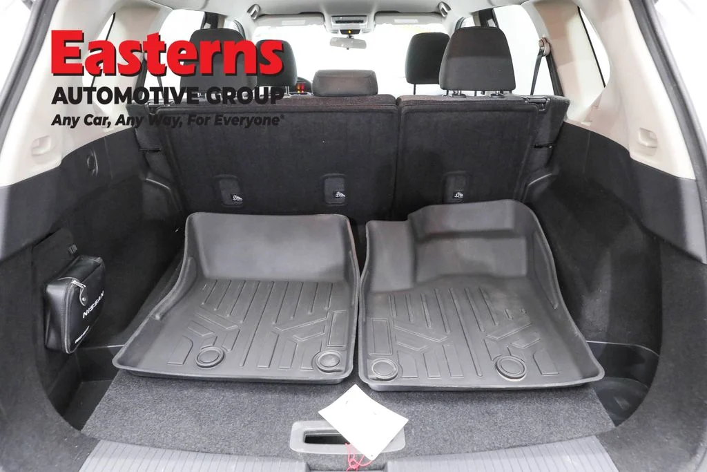 Used 2022 Silver Nissan SV image 9