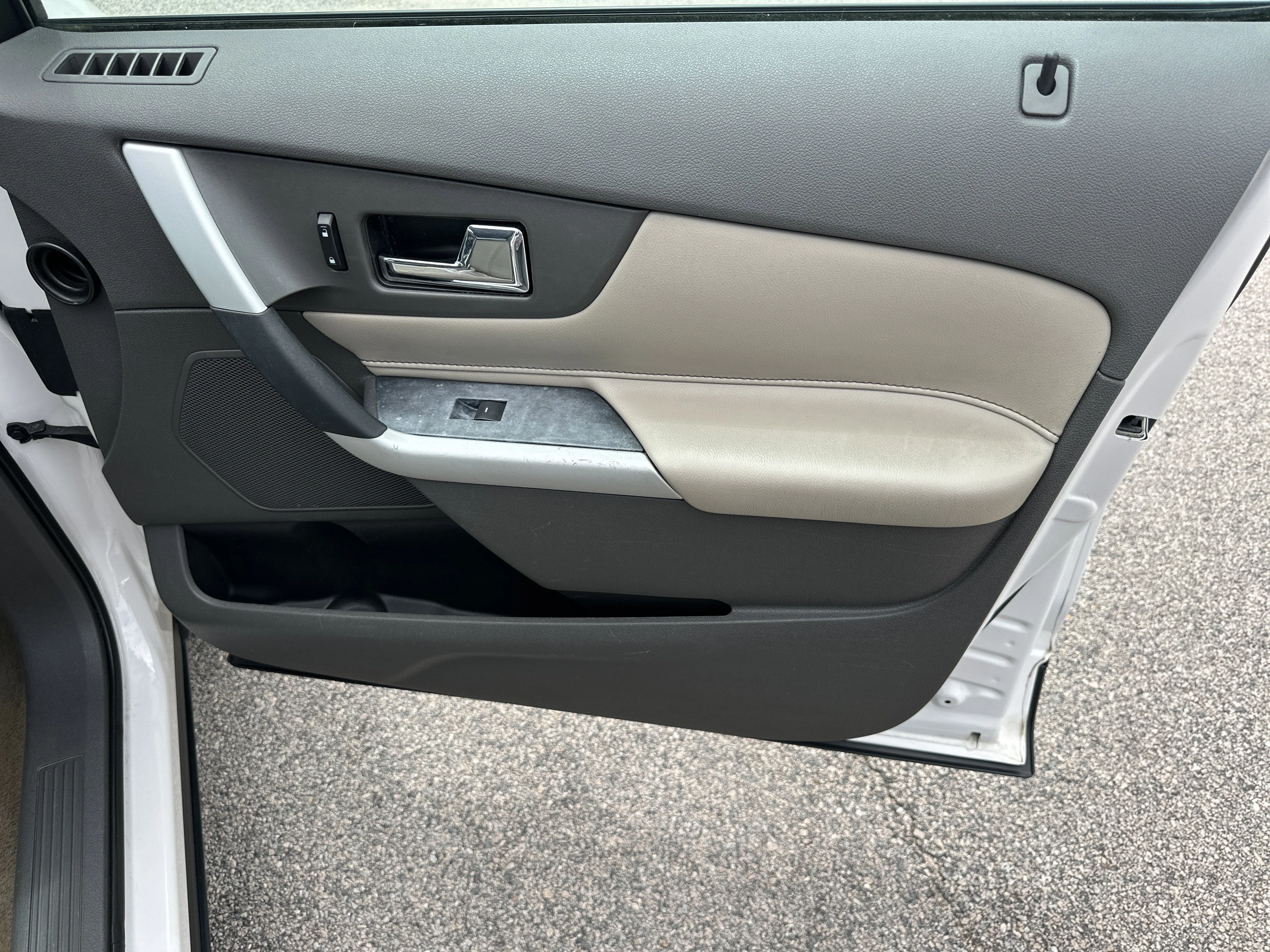 Used 2011 White Platinum Metallic Tri-Coat Ford SEL image 14