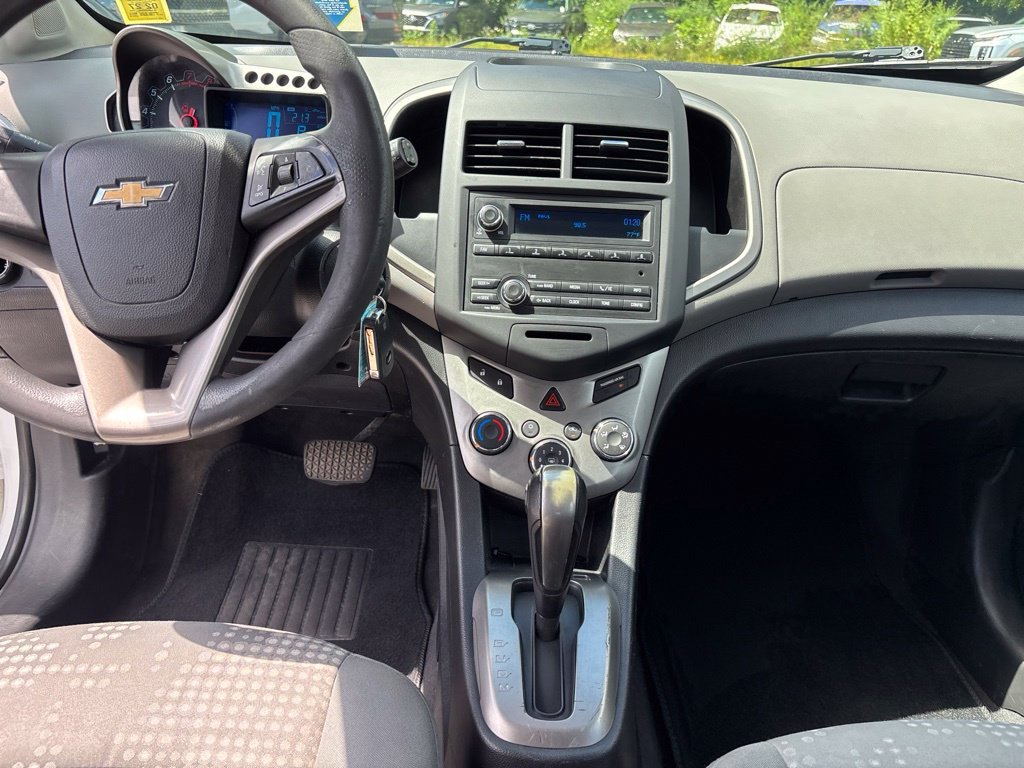 Used 2016 White Chevrolet LS image 15
