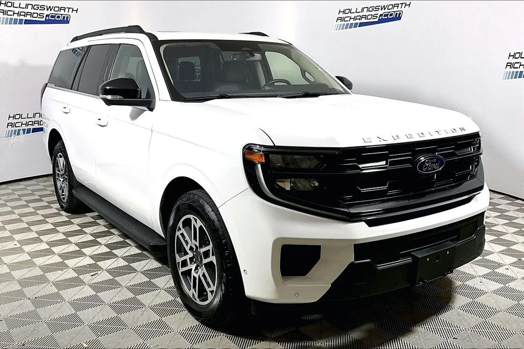 Used 2025 Oxford White Ford Active image 3