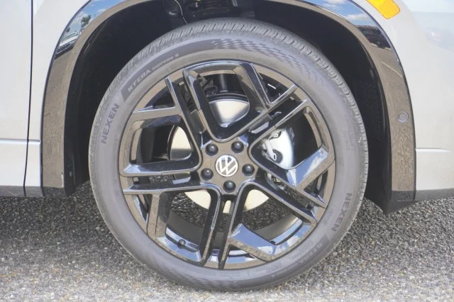 New 2026 Platinum Gray Metallic Volkswagen SE R-Line Black image 5