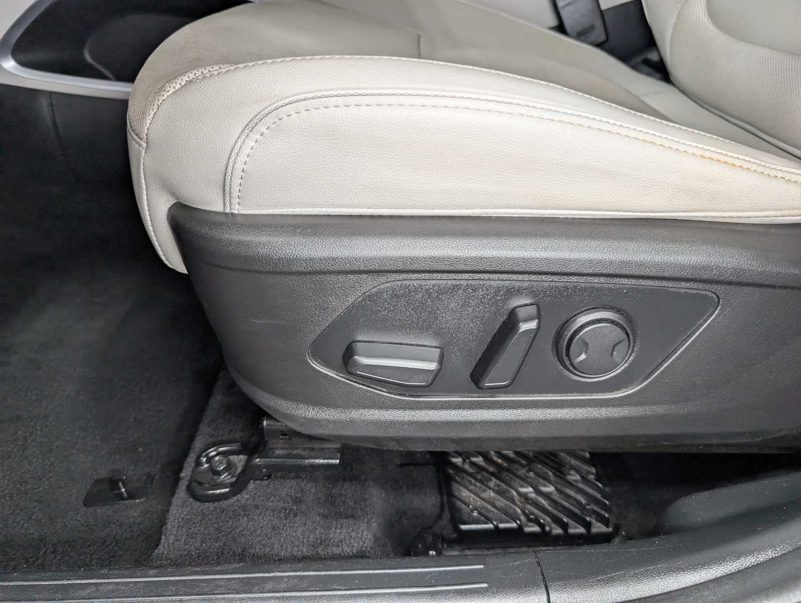Used 2023 Serenity White Pearl Hyundai Limited image 38