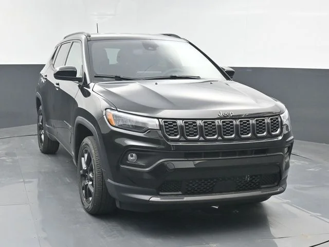 New 2026 Diamond Black Crystal Pearl-Coat Exterior Paint Jeep Latitude image 9