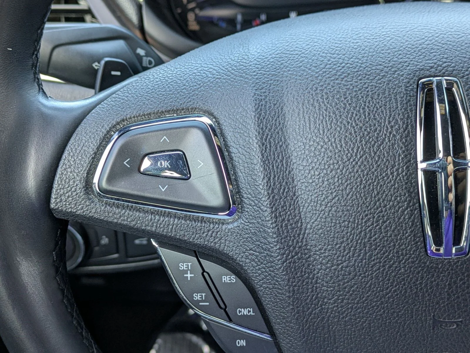 Used 2017 Red Lincoln Select image 10