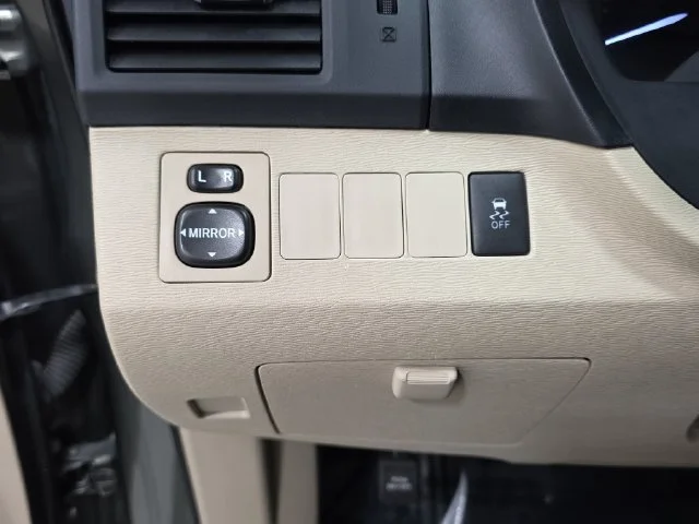Used 2014 Green Toyota  image 25