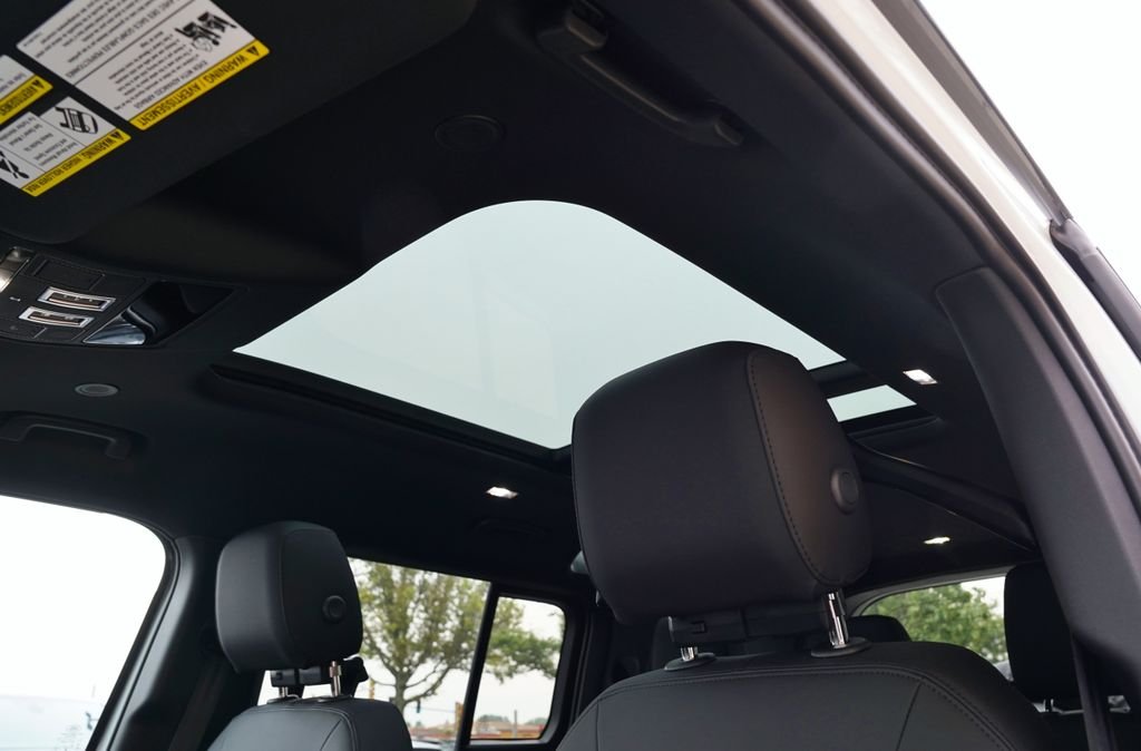 New 2026 Fuji White Land Rover X-Dynamic SE image 13