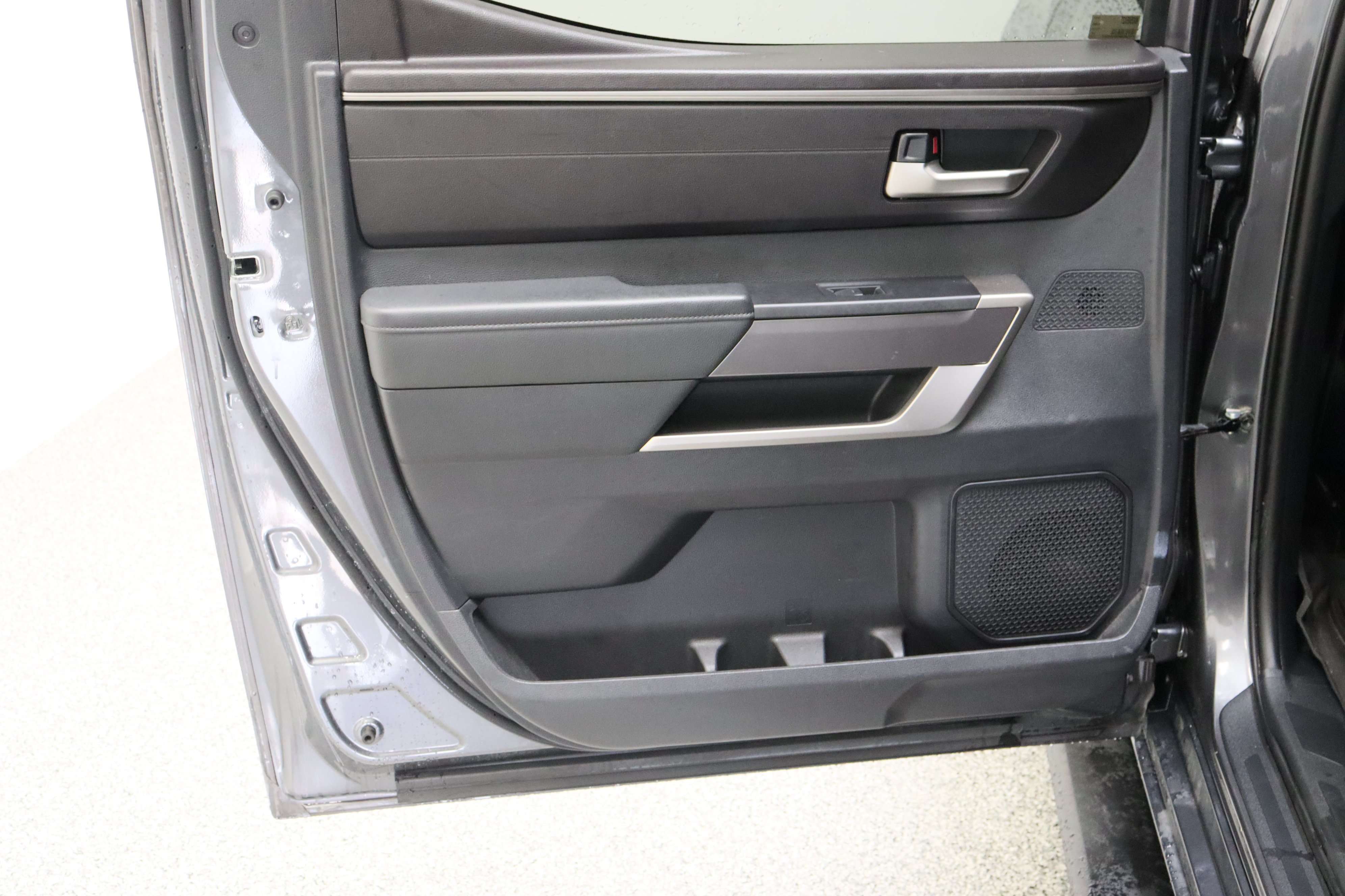 Used 2022 Magnetic Gray Metallic Toyota SR5 3.4T image 27