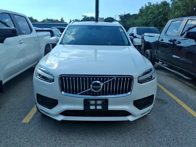 Used 2021 White Volvo T6 Momentum 7 Passenger image 2