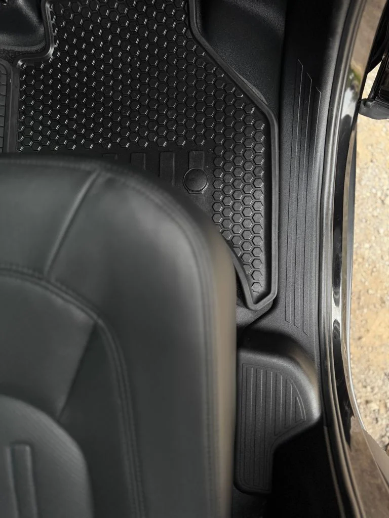 Used 2022 Santorini Black Metallic Land Rover SE image 40