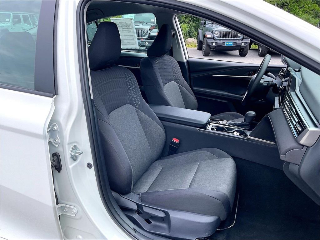 Used 2025 Ice Cap Toyota LE image 10
