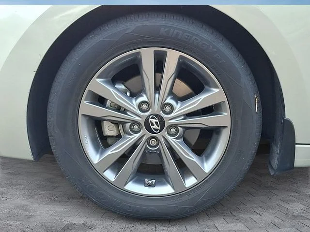 Used 2017 Beige Hyundai Value Edition image 8