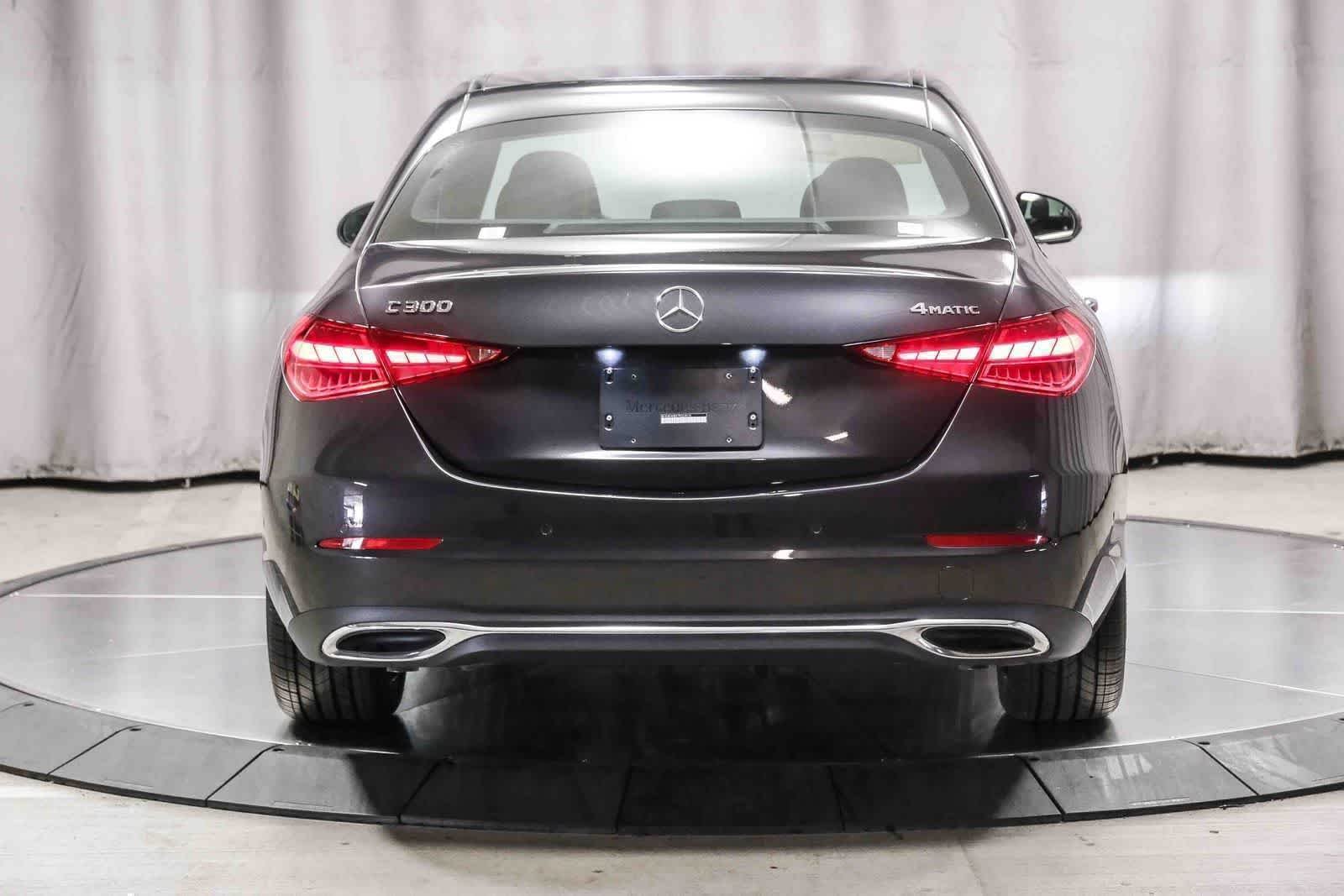 Nuevo Mercedes-Benz C 300 2026 en color gris grafito metalizado, imagen 3