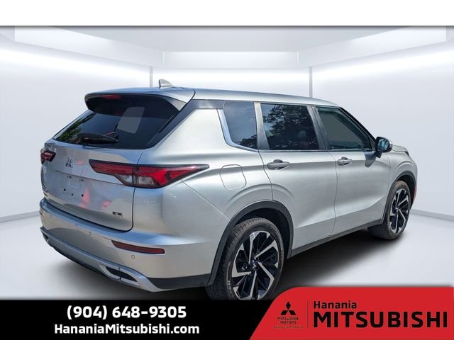 Used 2023 Silver Mitsubishi SE Special Edition image 3
